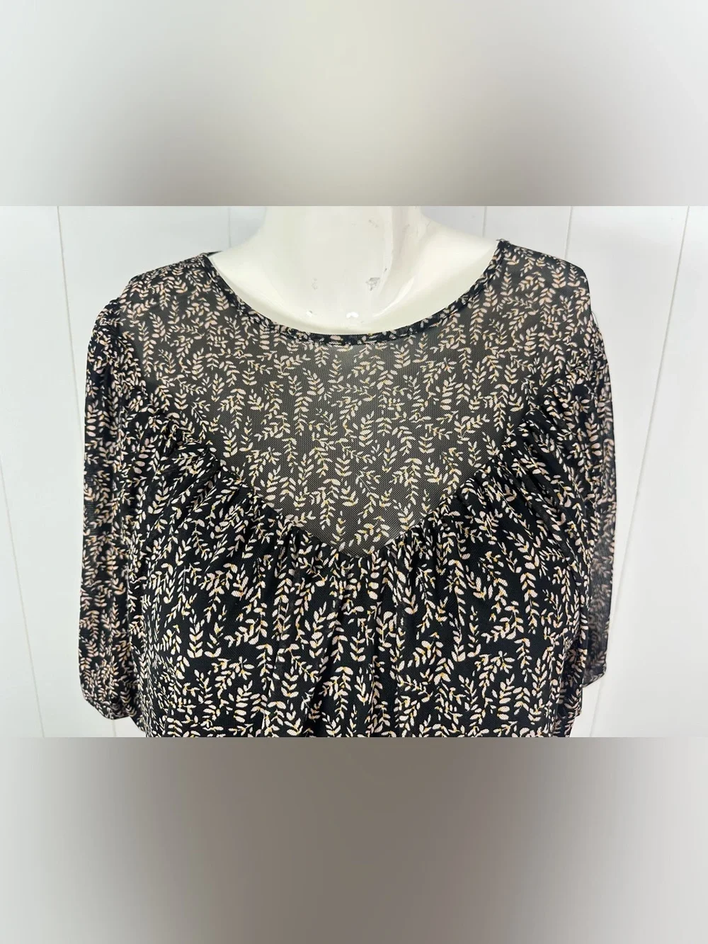Evereve Womens Size Small S Black Floral Mesh Short Sleeve Top Tunic Boho